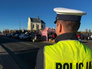 Policjant odwrócony tyłem