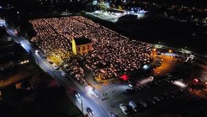 cmentarz nocą z lotu ptaka