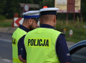 policjanci w kamizelkach odblaskowych