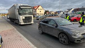 Policjanci podczas prowadzonej akcji trzeźwość.