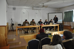 Policjanci oraz strażacy OSP przemawiają do zgromadzonych.