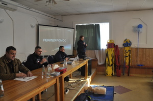 Policjantka przemawia do zgromadzonych.