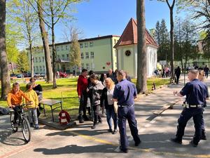 policjanci oraz uczniowie podczas turnieju
