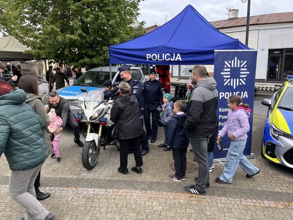 Policjanci podczas obchodów 80 rocznicy zakończenia II wojny światowej