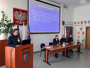 Policjanci oraz uczestnicy debaty.