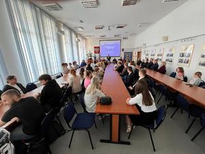 Policjanci oraz uczestnicy debaty.