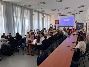 Policjanci oraz uczestnicy debaty.
