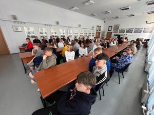 Policjanci oraz uczestnicy debaty.