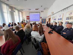 Policjanci oraz uczestnicy debaty.