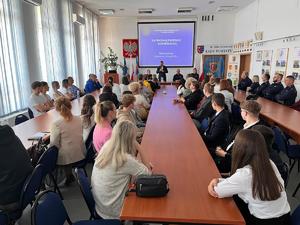 Policjanci oraz uczestnicy debaty.