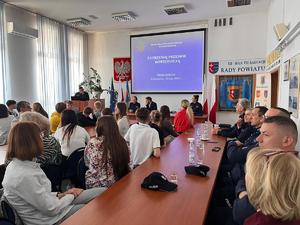 Policjanci oraz uczestnicy debaty.