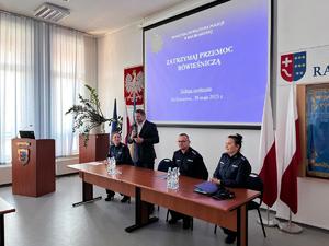 Policjanci oraz uczestnicy debaty.