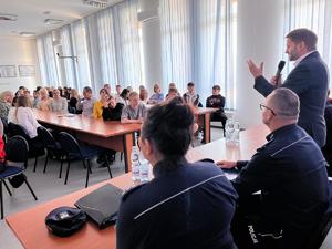 Policjanci oraz uczestnicy debaty.