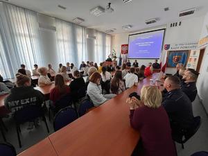 Policjanci oraz uczestnicy debaty.