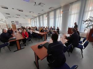 Policjanci oraz uczestnicy debaty.