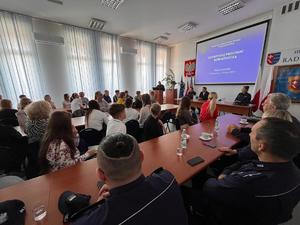 Policjanci oraz uczestnicy debaty.