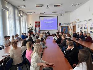 Policjanci oraz uczestnicy debaty.