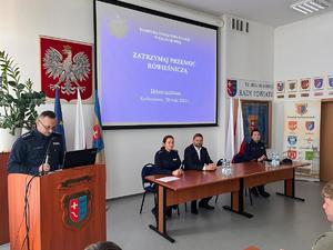 Policjanci oraz uczestnicy debaty.