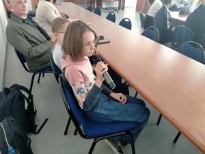 Policjanci oraz uczestnicy debaty.
