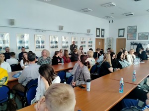 Policjanci oraz uczestnicy debaty.