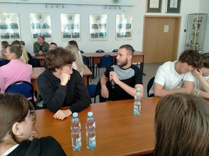 Policjanci oraz uczestnicy debaty.