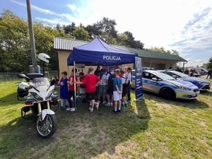 policjanci wspólnie z dziećmi podczas pikniku.