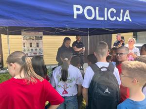 policjanci wspólnie z dziećmi podczas pikniku.