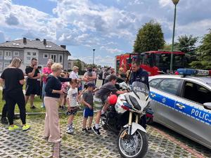 policjanci wspólnie z dziećmi podczas pikniku.