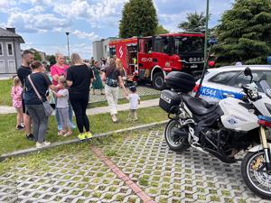 policjanci wspólnie z dziećmi podczas pikniku.