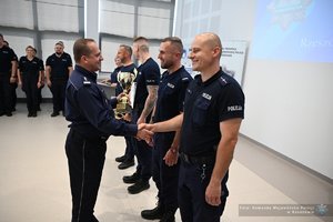 policjanci odbierający gratulacje