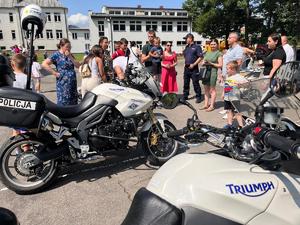 Policjanci z dziećmi podczas pikniku