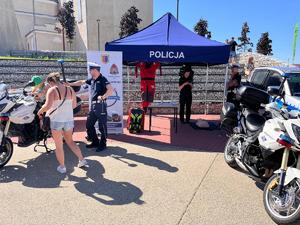 policjanci podczas pikniku żeglarskiego