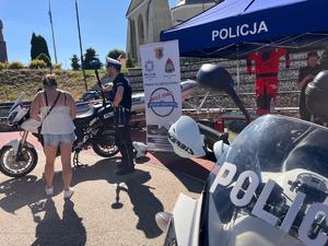 policjanci podczas pikniku żeglarskiego