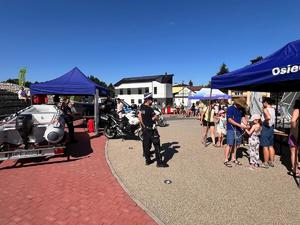 policjanci podczas pikniku żeglarskiego