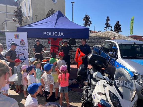 policjanci podczas pikniku żeglarskiego