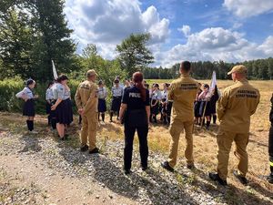 policjanci podczas spotkania z harcerzami