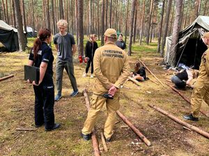 policjanci podczas spotkania z harcerzami