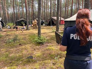 policjanci podczas spotkania z harcerzami