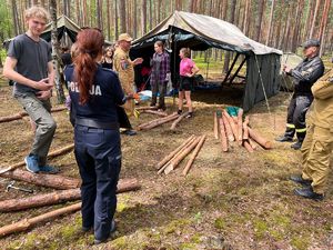 policjanci podczas spotkania z harcerzami