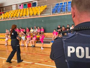 policjanci podczas spotkania z młodzieżą