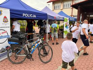 kolbuszowscy i mieleccy policjanci na I rajdzie rowerowym w Niwiskach
