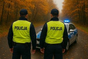 policjanci na tle radiowozu