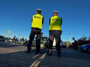 policjanci w rejonie cmentarza