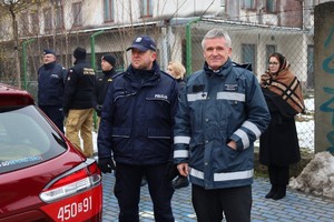 Policjanci oraz strażacy podczas ćwiczeń