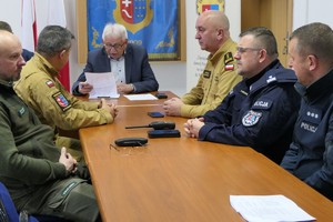 Policjanci oraz strażacy podczas ćwiczeń