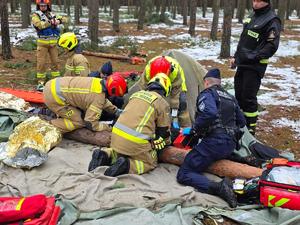 Policjanci oraz strażacy podczas ćwiczeń