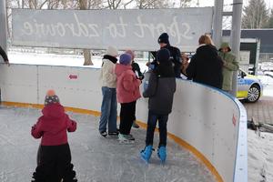 Policjantka na lodowisku, mówi o bezpieczeństwie