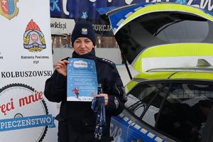 Policjantka na lodowisku, mówi o bezpieczeństwie