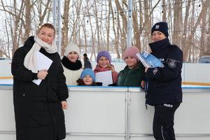 Policjantka na lodowisku, mówi o bezpieczeństwie