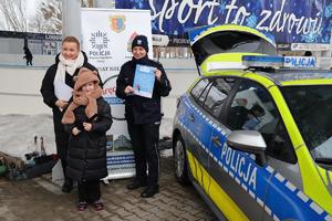 Policjantka na lodowisku, mówi o bezpieczeństwie